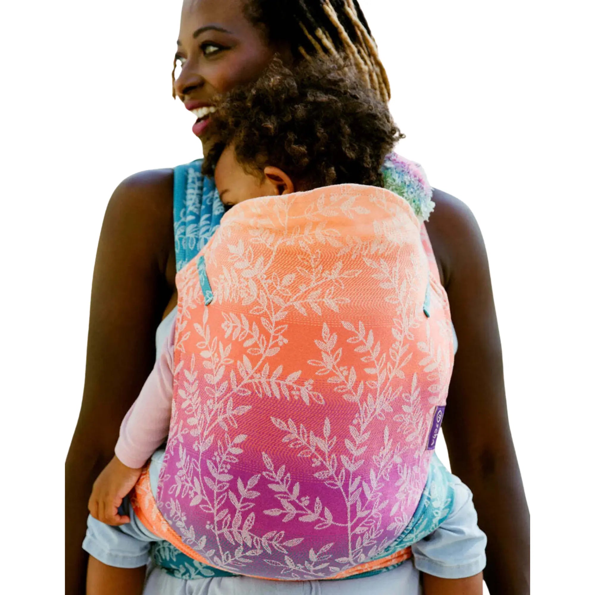  Woman wearing an Oscha Cairis half buckle carrier, made with Oscha's luxurious jacquard woven fabrics, offering ergonomic support and a customizable fit