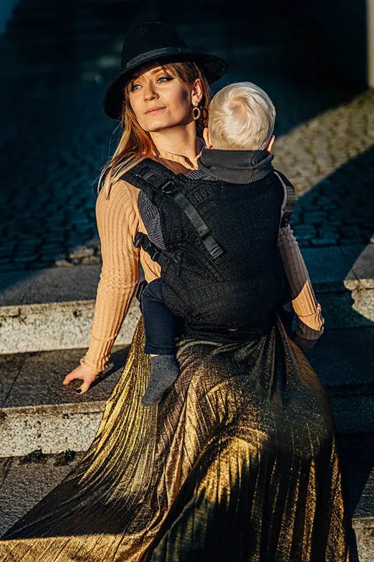 Peacock's Tail Pitch Black LennyUpGrade by LennyLamb - Buckle CarrierLittle Zen One5907557756778