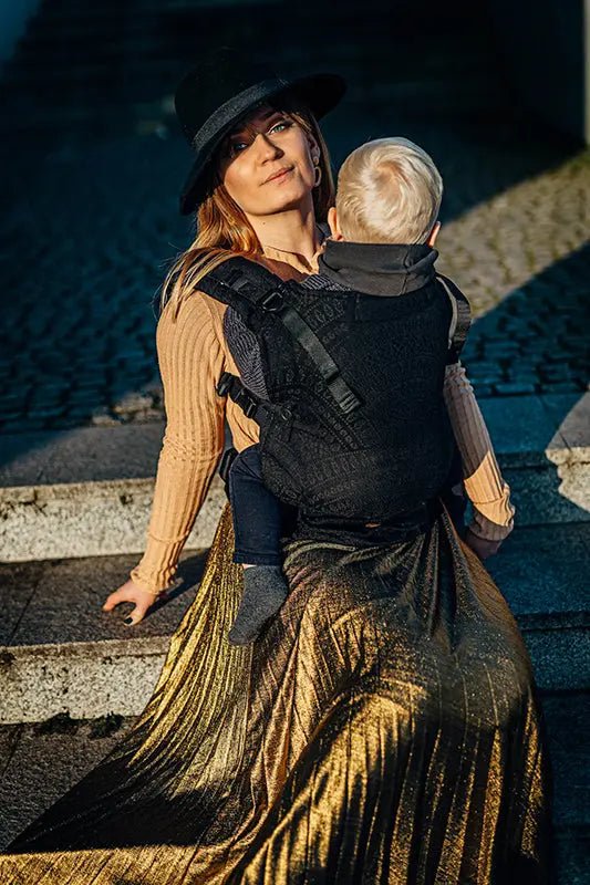 Peacock's Tail Pitch Black LennyUpGrade by LennyLamb - Buckle CarrierLittle Zen One5907557756778